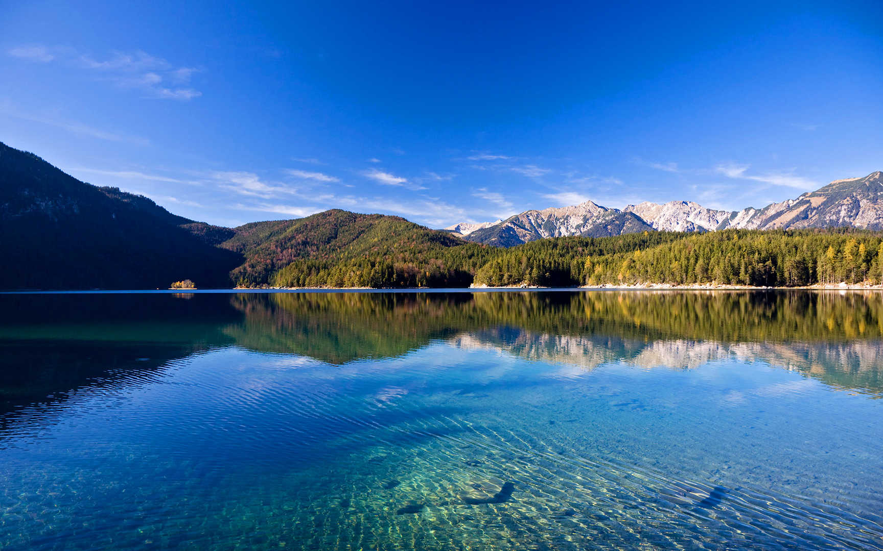 平静的湖面风景壁纸