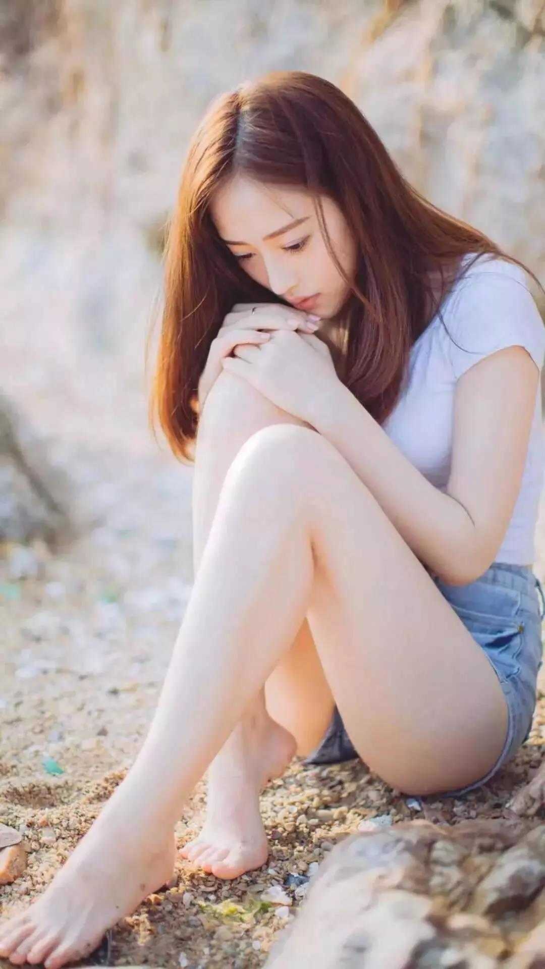 白皙美腿等爱的玫瑰超级美女桌面壁纸图片