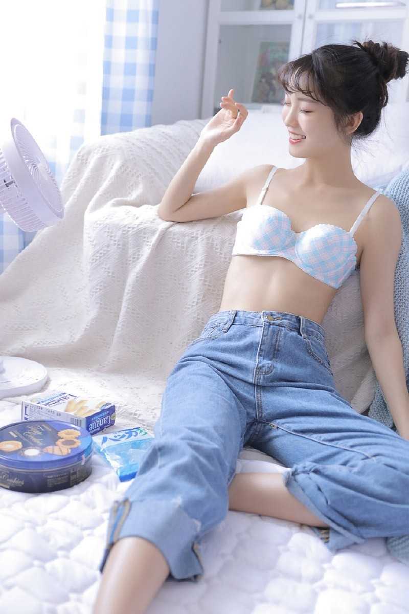 酥胸美女模特白皙酮体性感内衣写真