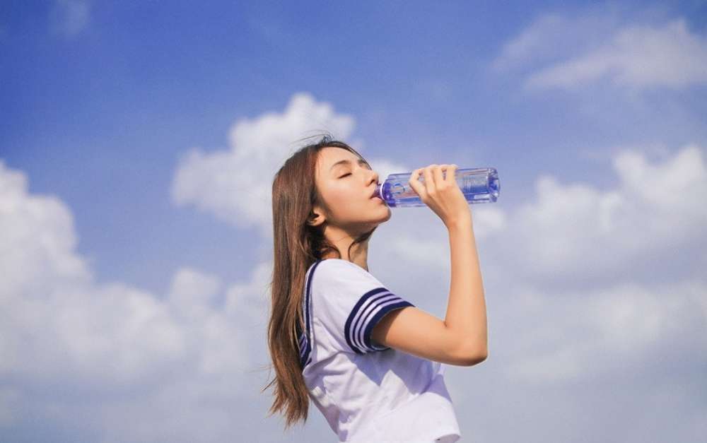 开胸美乳90后美女模特大尺度酥胸美腿身躯风骚美女图片