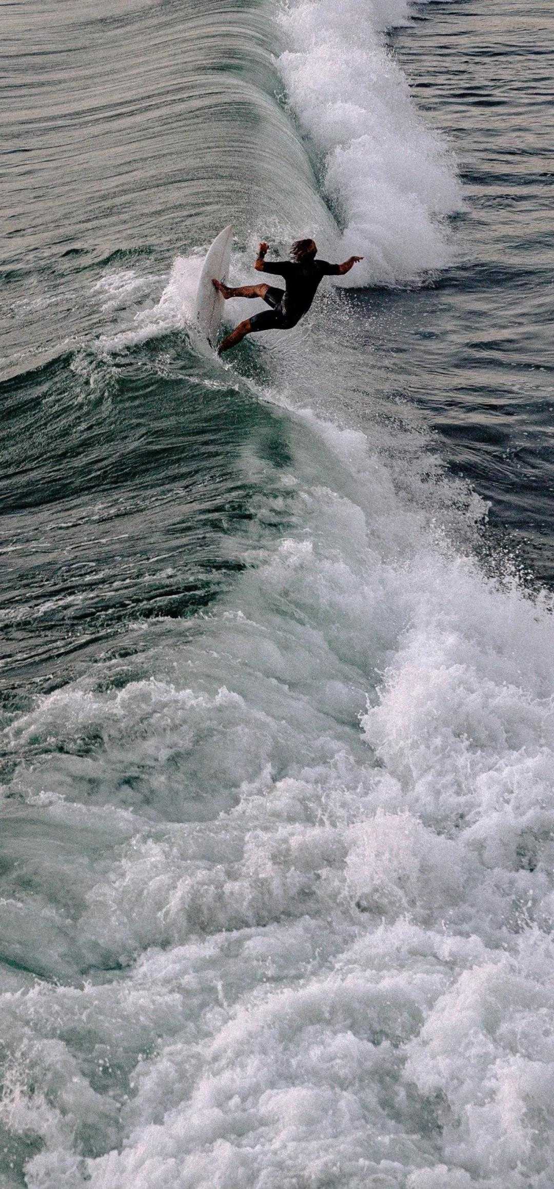 在海浪上冲浪的人 · 免费素材图片