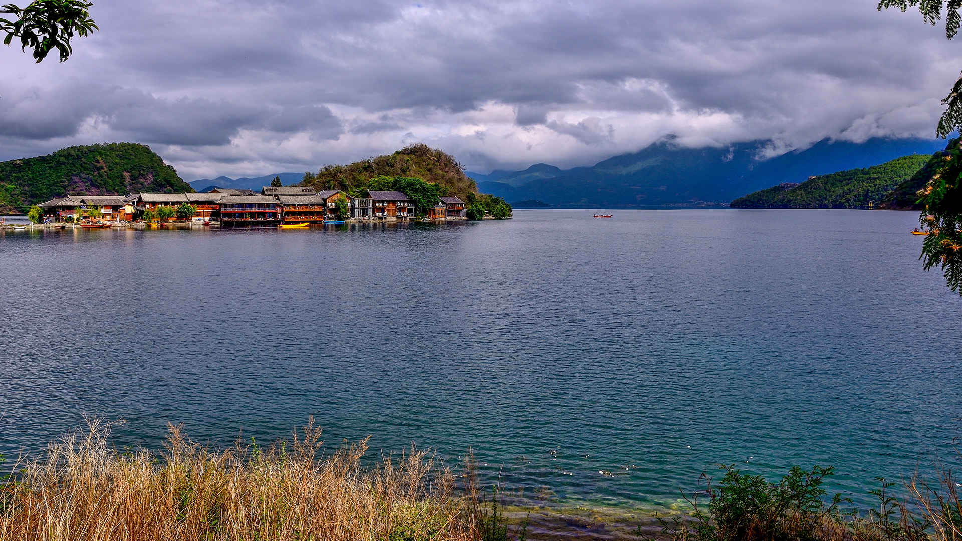 云南泸沽湖风景图片