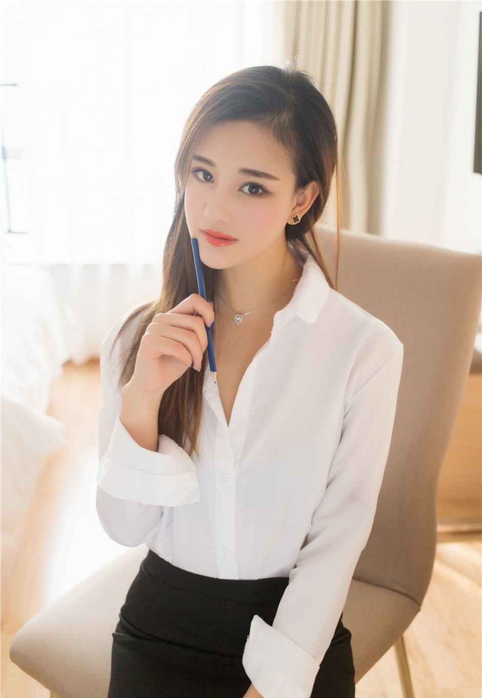 高跟鞋白领美女秘书美腿黑丝制服丰乳肥臀诱惑写真