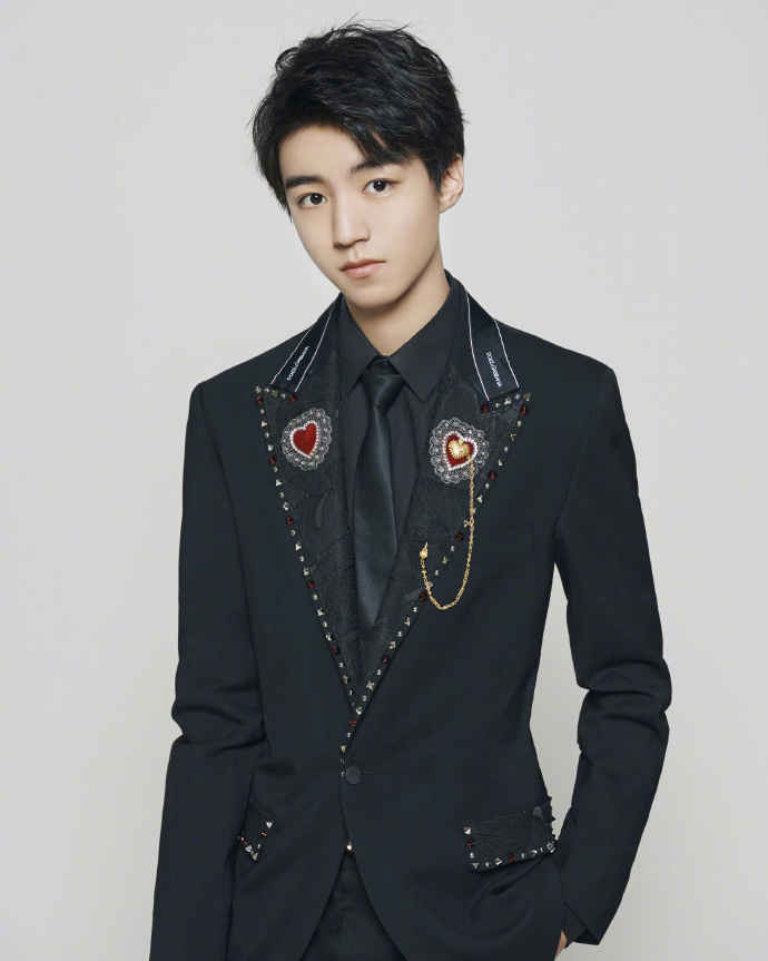 tfboys王俊凯帅气王子范西装写真图片