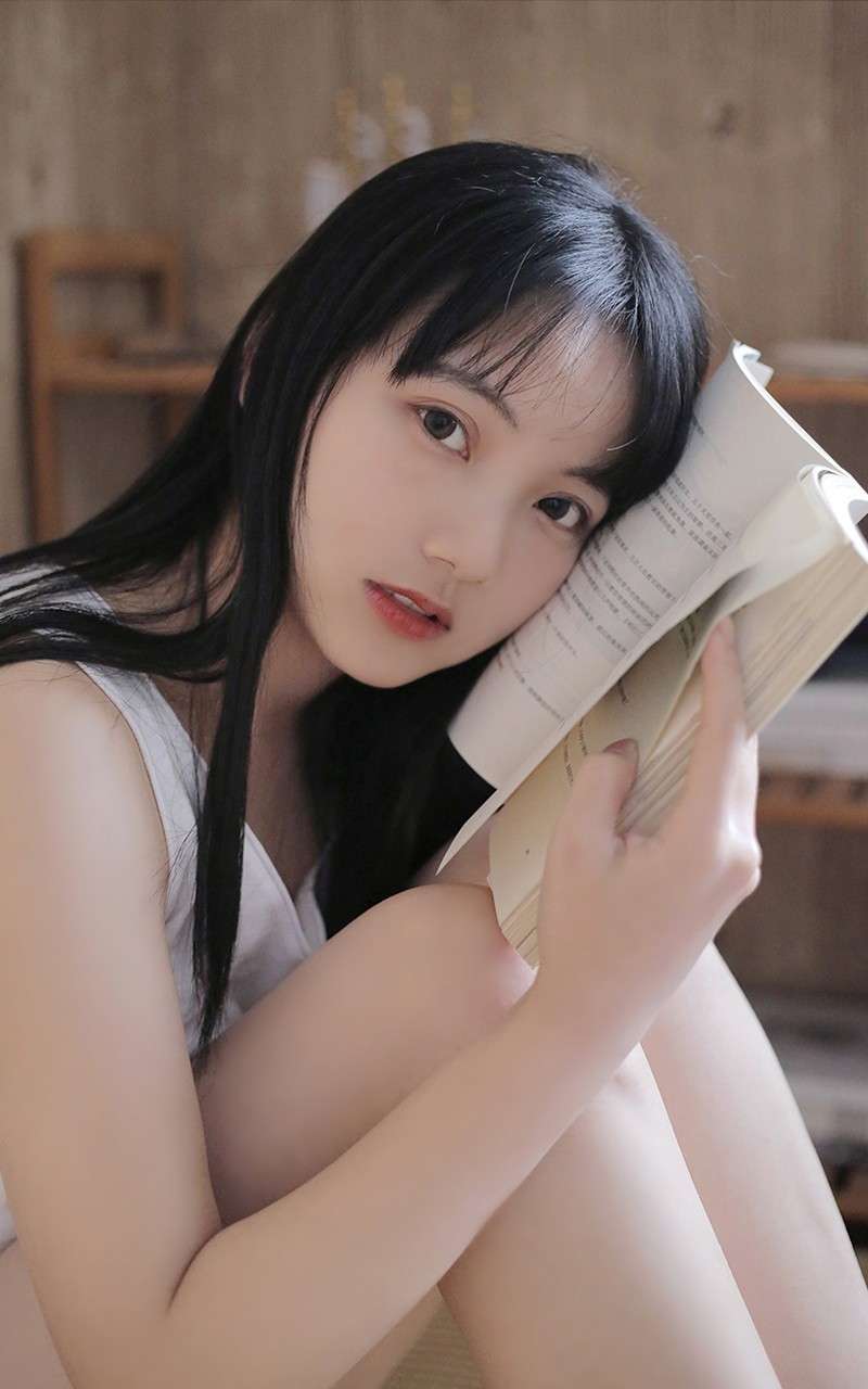 性感大胸美女床上翘臀诱人写真图片平板壁纸