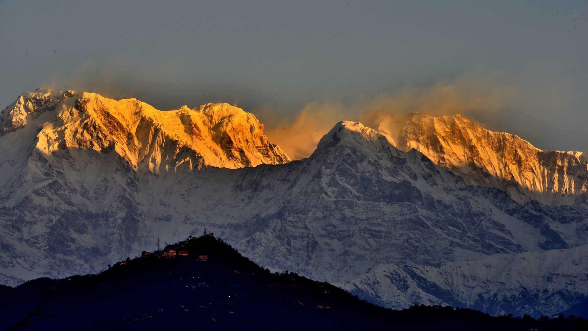 尼泊尔雪山风景图片壁纸