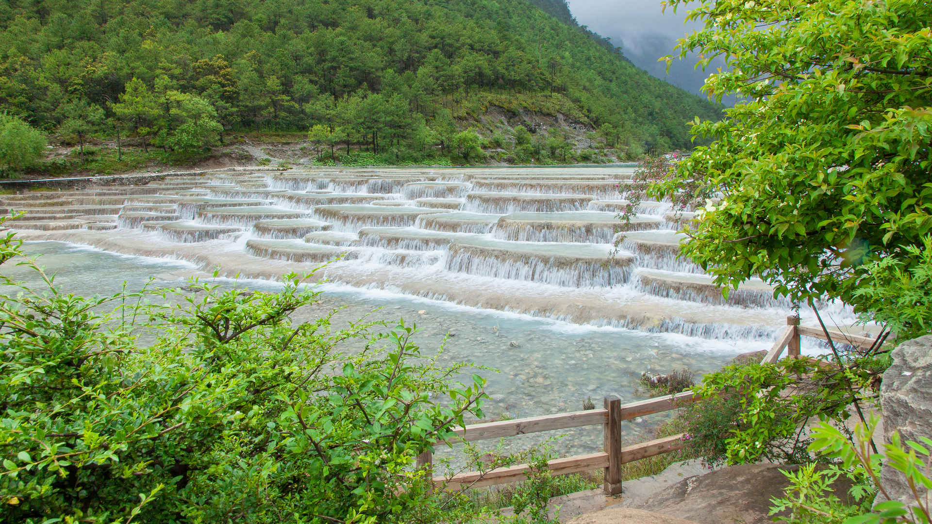 丽江玉龙雪山蓝月谷风景图片