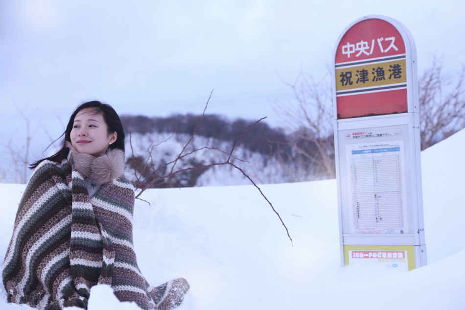 《恋城》最新剧照 江一燕绝美雪地文艺范