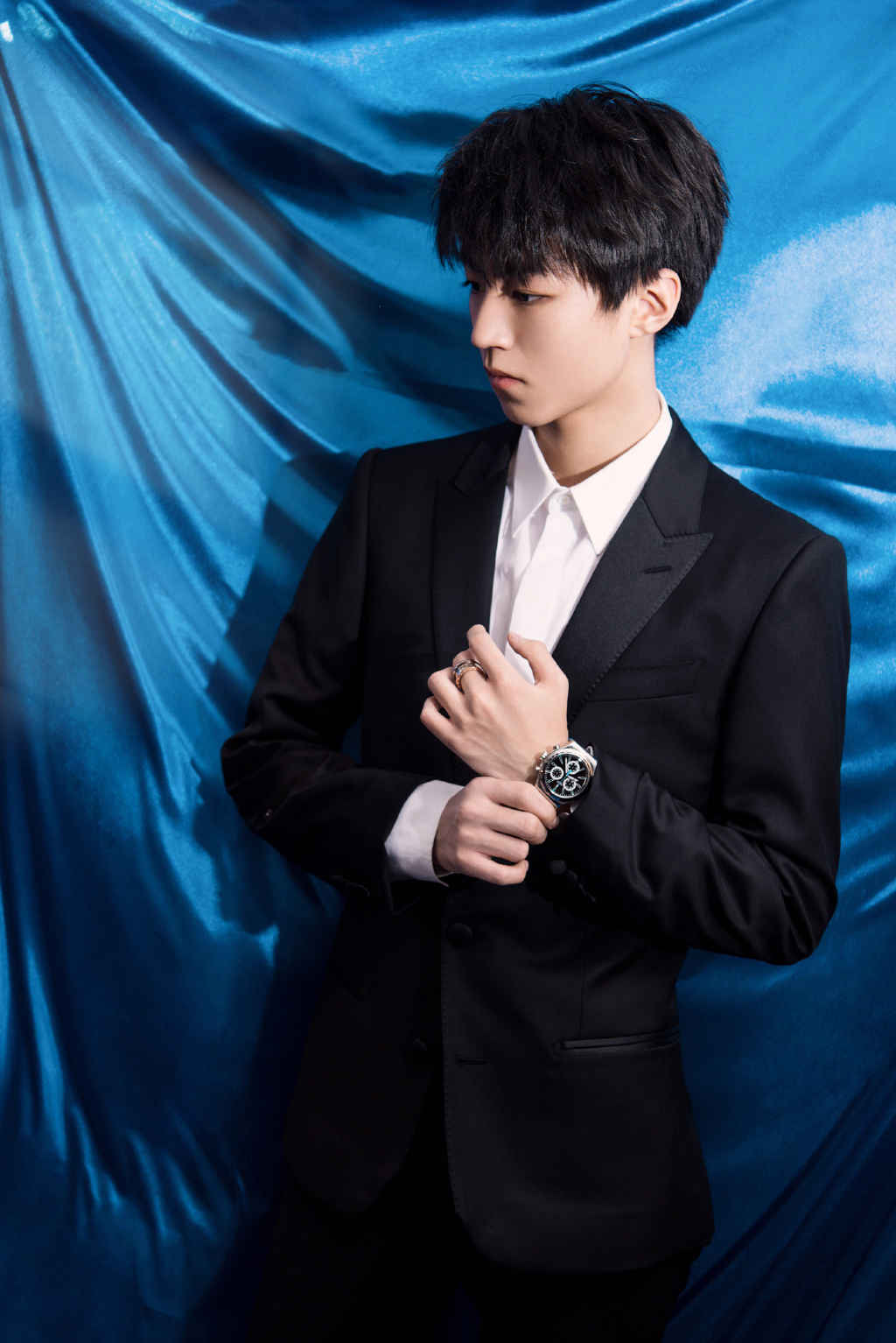 tfboys王俊凯西装帅气写真图片