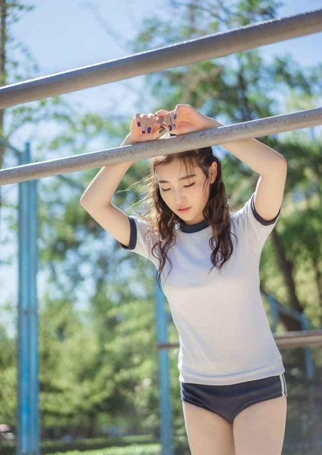 长腿校花美女可爱学生妹在校园操场做运动写真