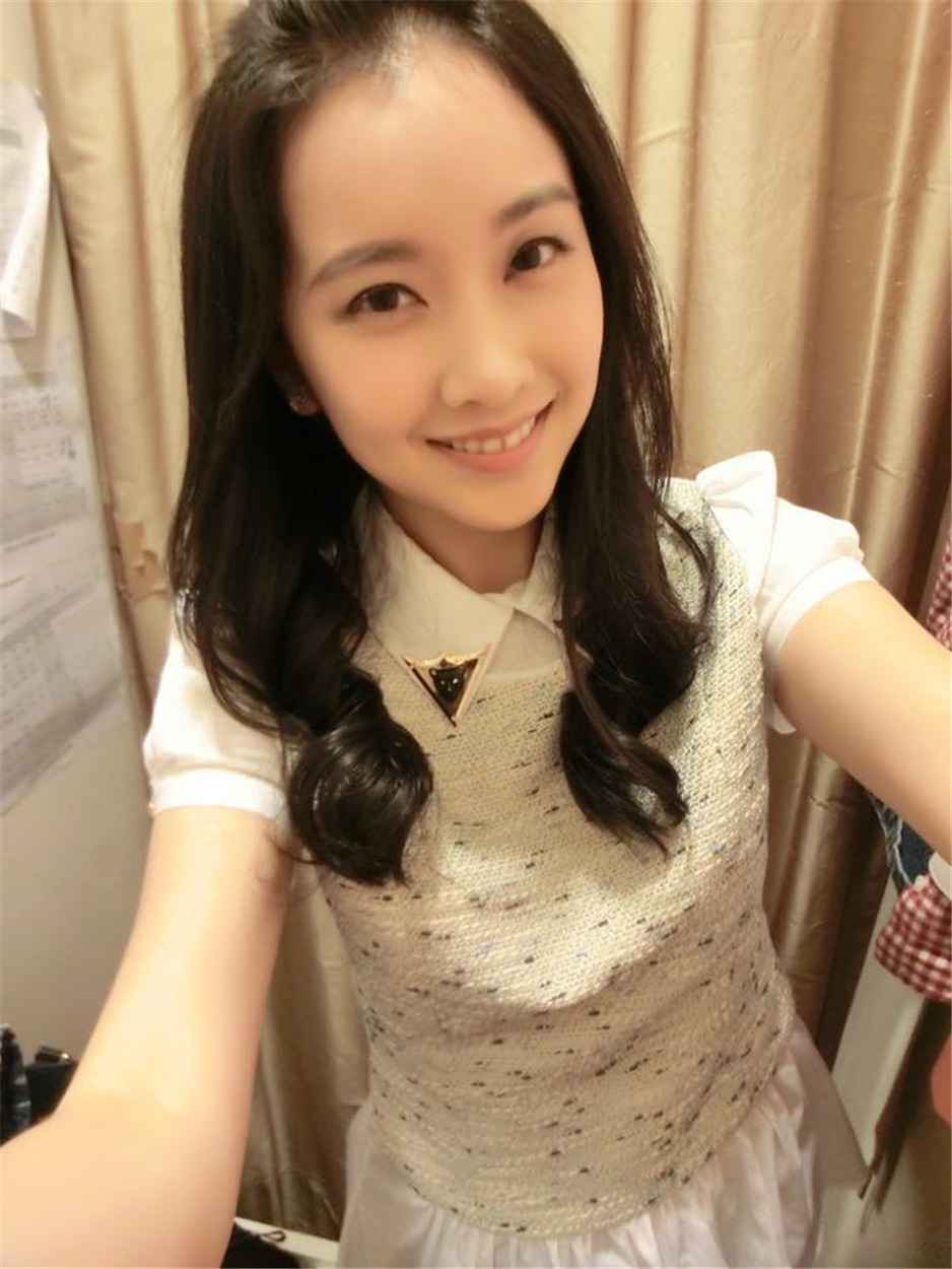 台湾美女李佳玲自拍美照笑容迷人