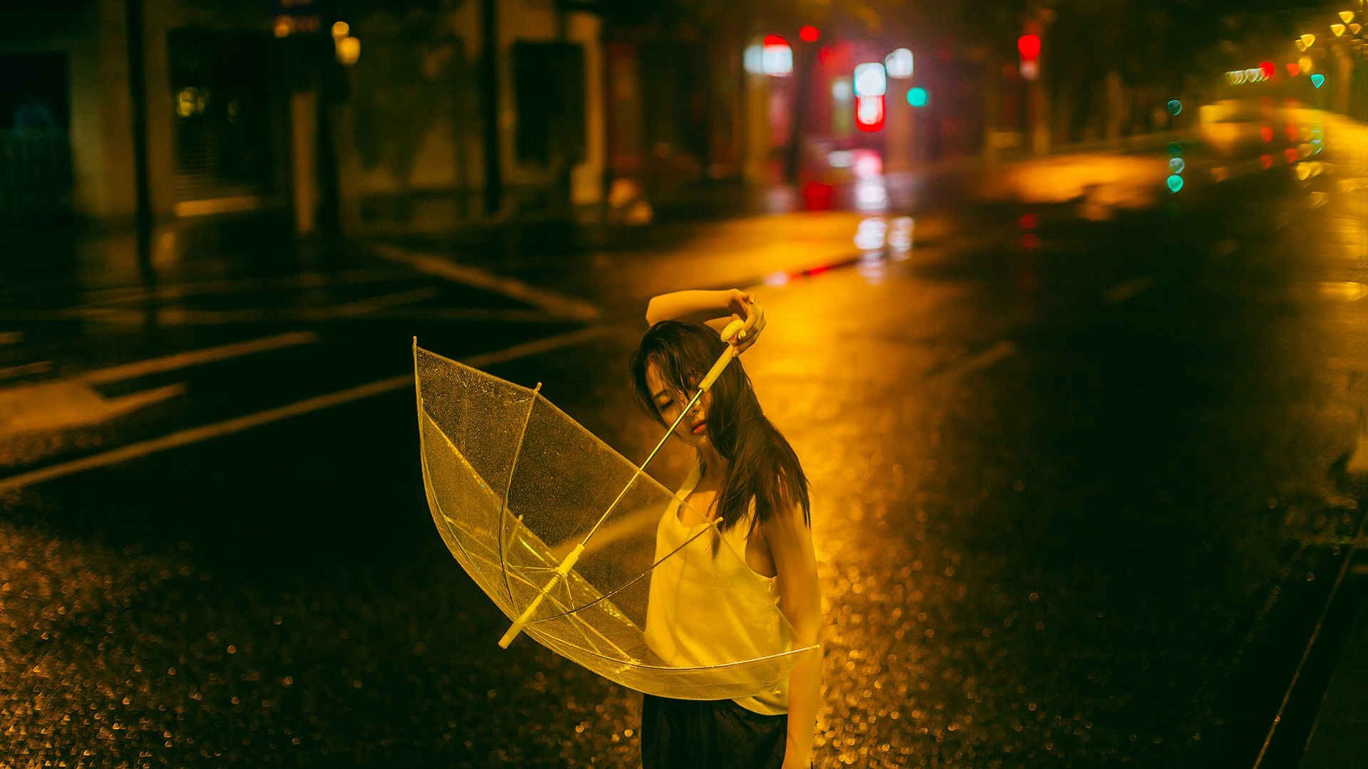 雨中伤感撑伞女孩图片