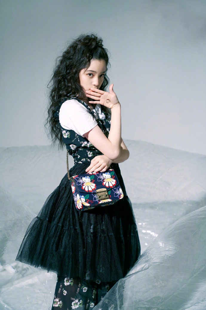 欧阳娜娜时尚杂志封面写真图片