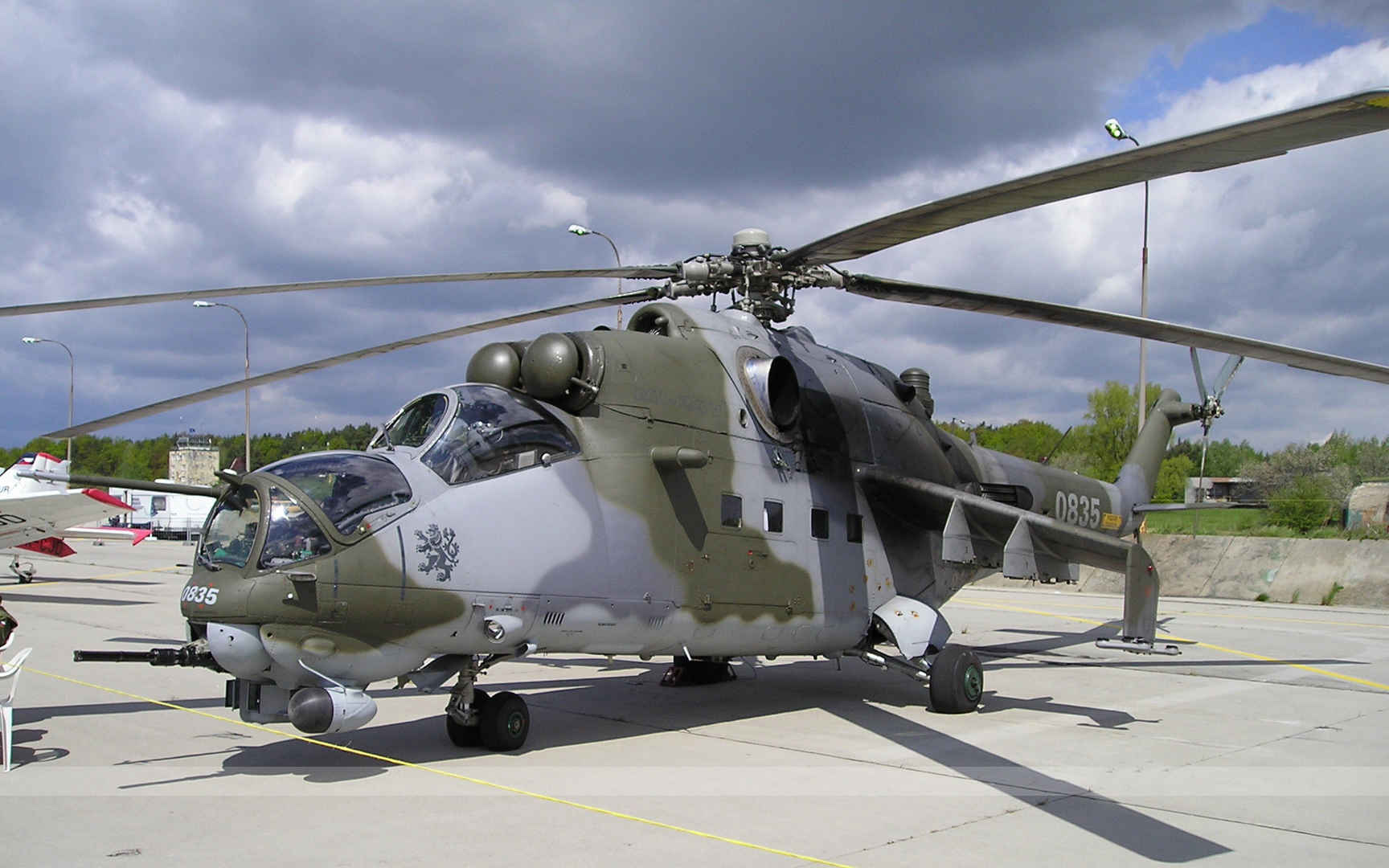 米-24(雌鹿)武装直升机图片壁纸