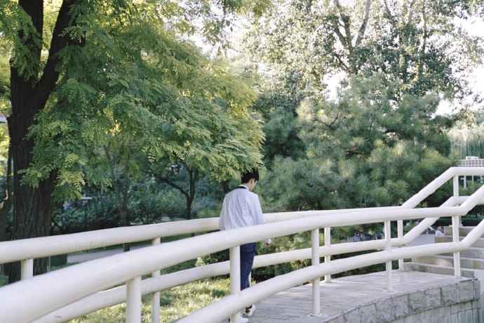 刘昊然户外草地活力青春写真图片