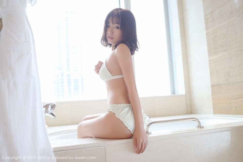 丰胸少女美乳细腰原味比基尼浴室搔首弄姿唯美好看美女图片