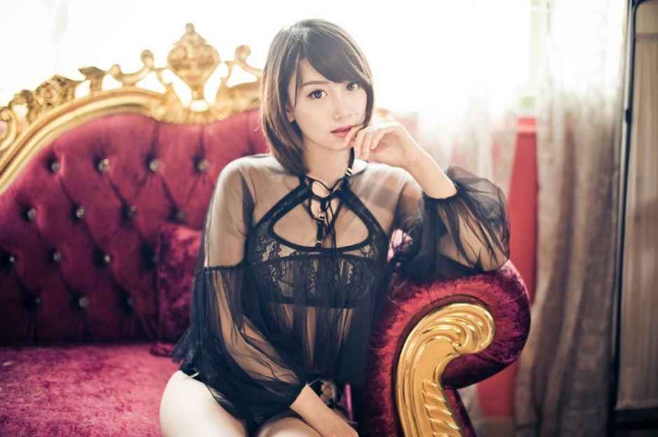 美女模特马俊怡私房内衣写真秀丰满身材