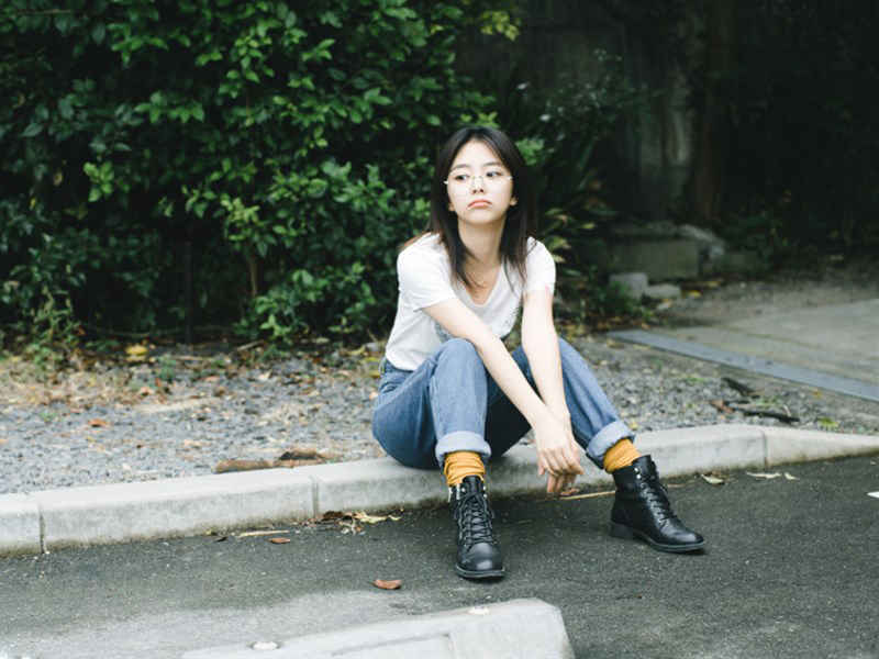 气质美女谭松韵街拍平板桌面壁纸