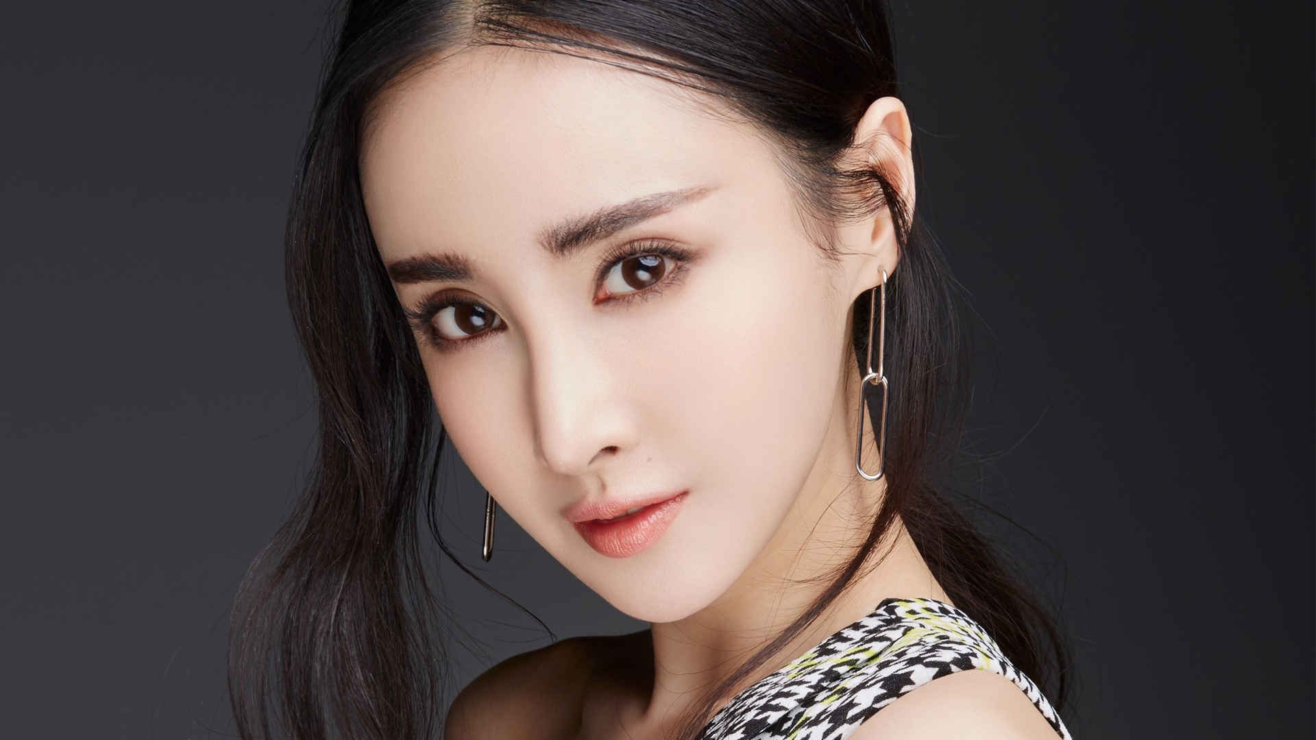 美女王若心图片