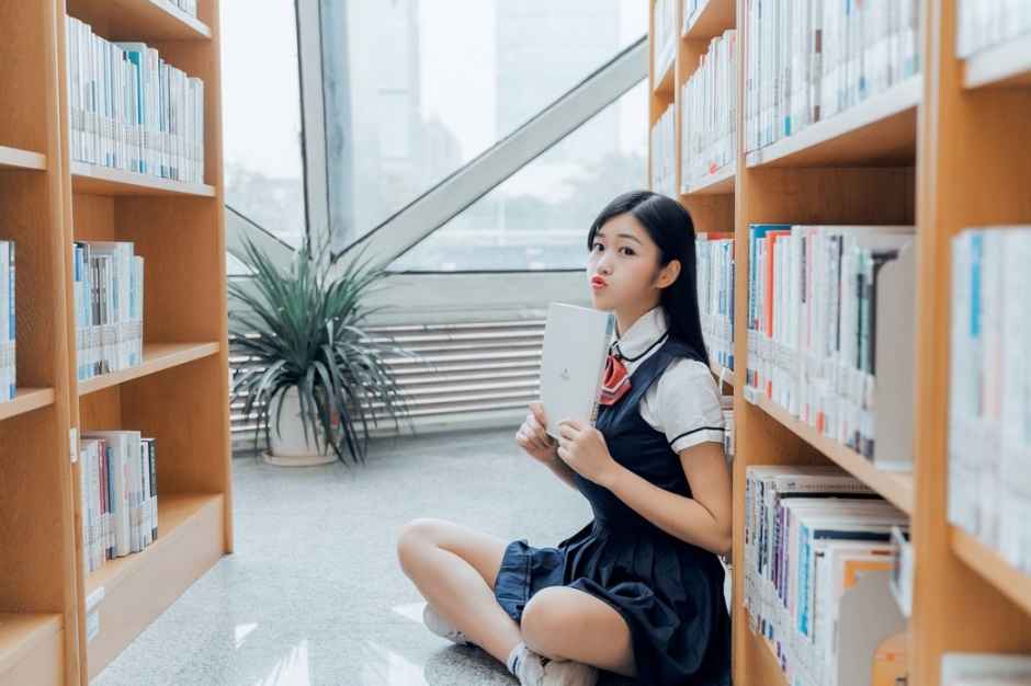 图书馆美女校花及腰黑发制服短裙图片