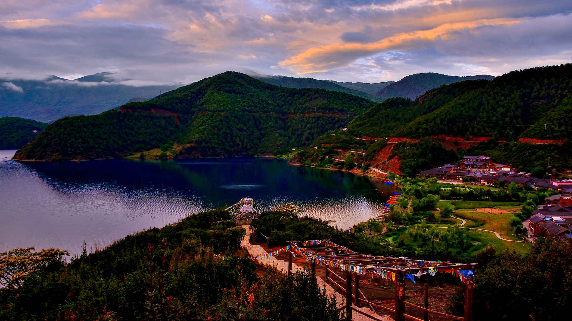 云南泸沽湖风景图片