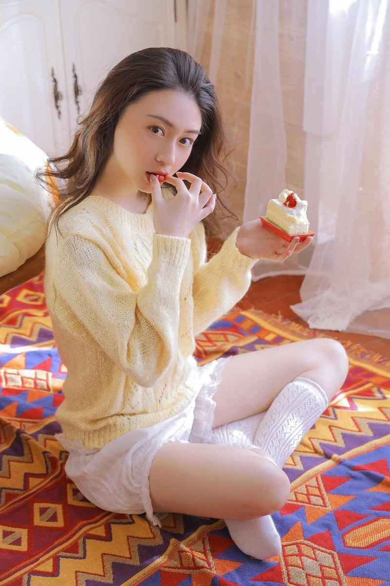 妙龄美少女超短裤白丝美腿清新气质居家随性写真