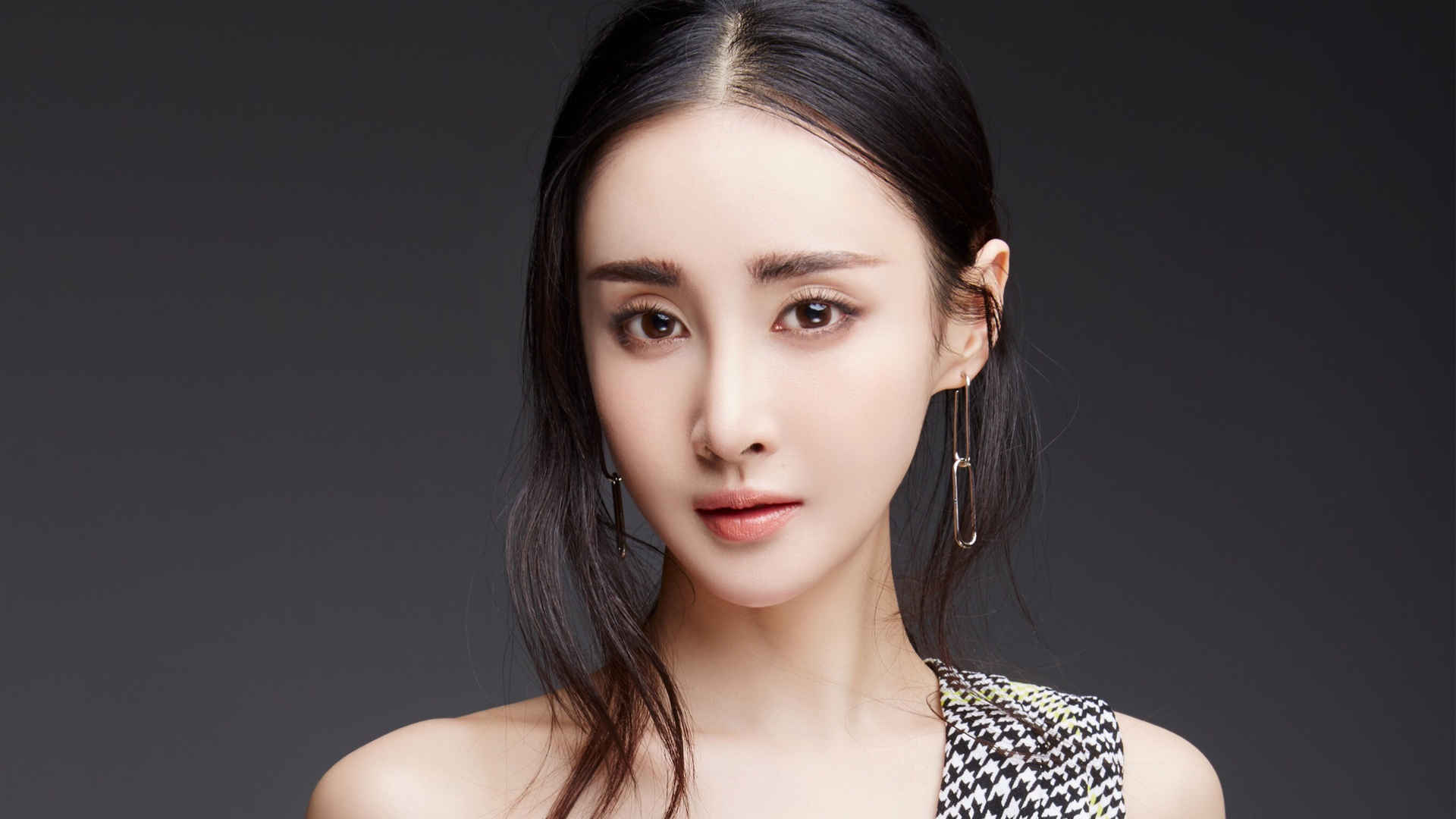 美女王若心图片