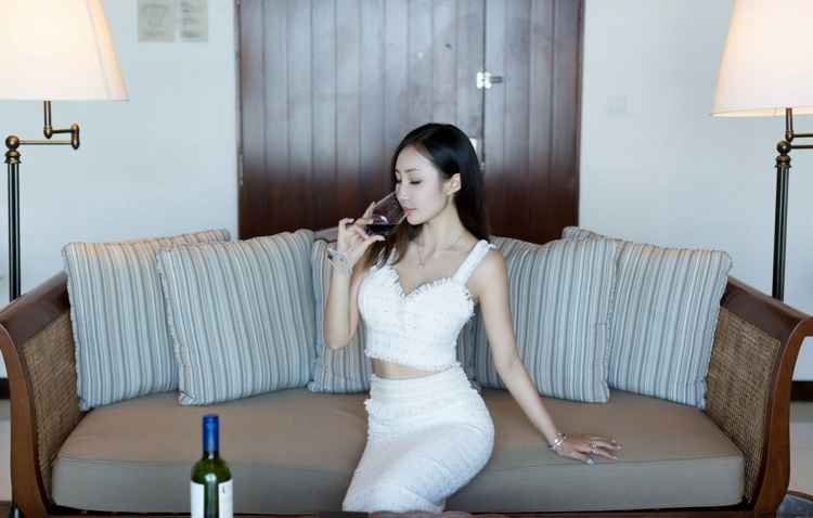 优雅高贵女神红酒美女私房妖娆抚媚诱惑姿势写真