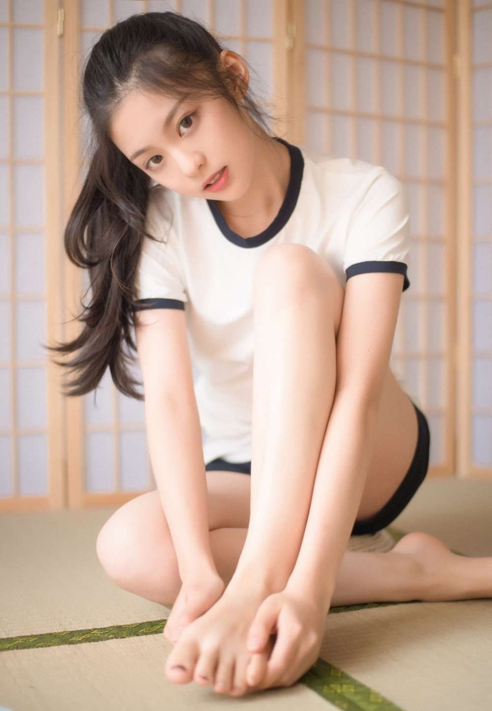 内衣美女李颜儿私房性感写真身姿迷人