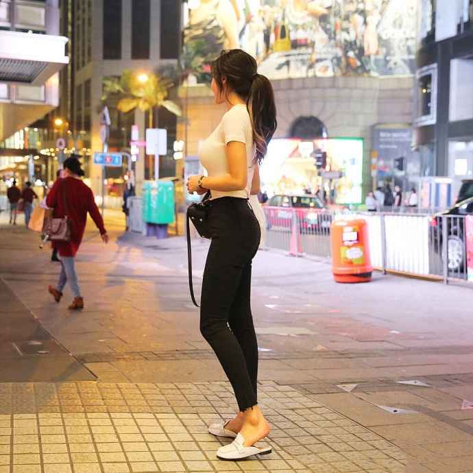 知性美女身材高挑胸大屁股翘街拍图片