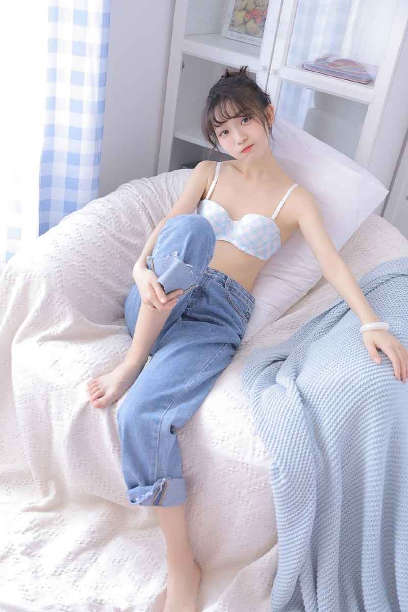 酥胸美女模特白皙酮体性感内衣写真