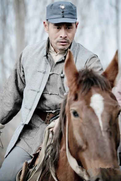 《巨浪》国民暖男马强剧照  刚毅正直