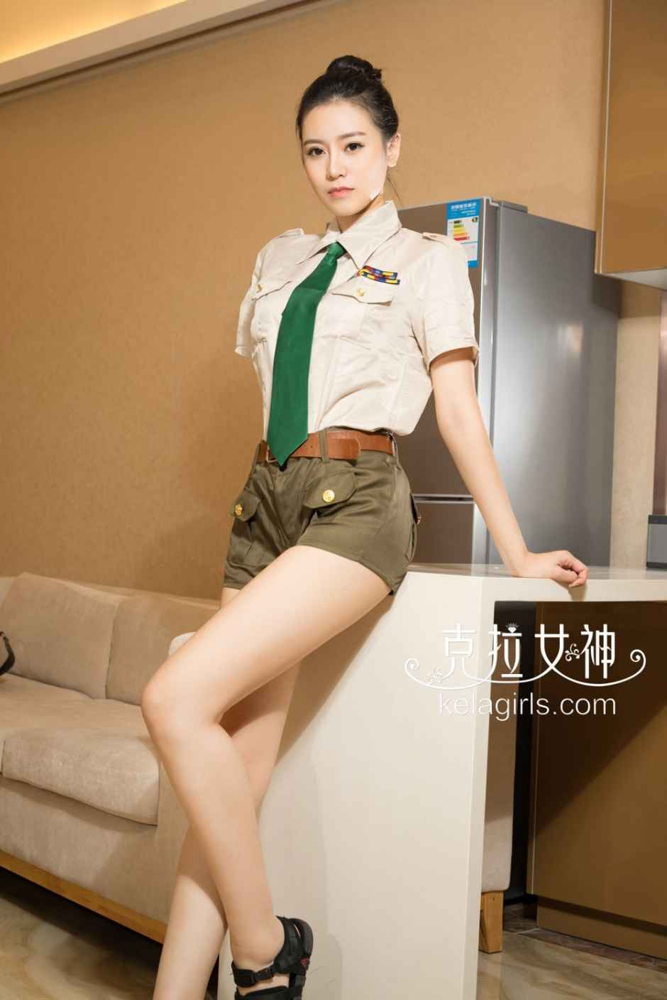 克拉女神模特夏彤制服写真长腿迷人