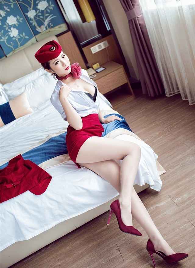 床上熟妇高跟鞋空姐制服丝袜美腿浑圆双乳诱惑写真