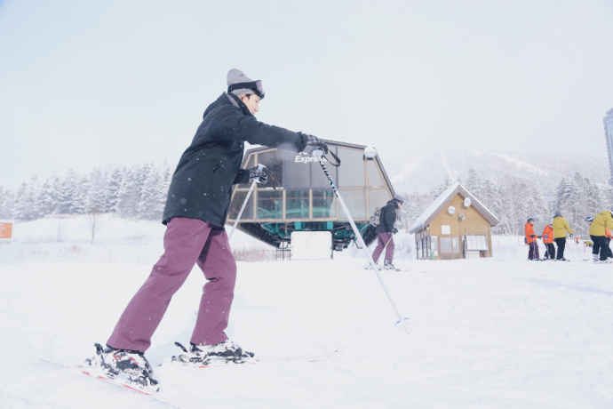 王源冬日户外雪地帅气写真图片