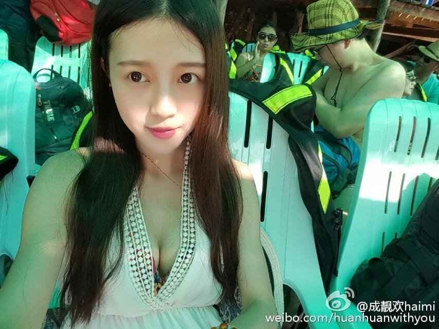 斗鱼美女主播成靓欢比基尼自拍写真