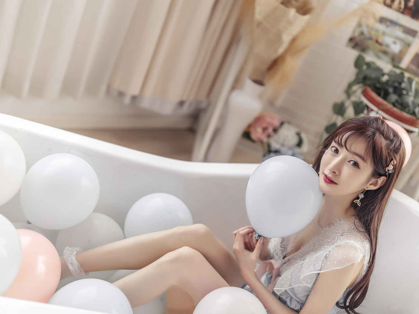 性感长腿妹子床上妩媚迷情写真图片平板壁纸
