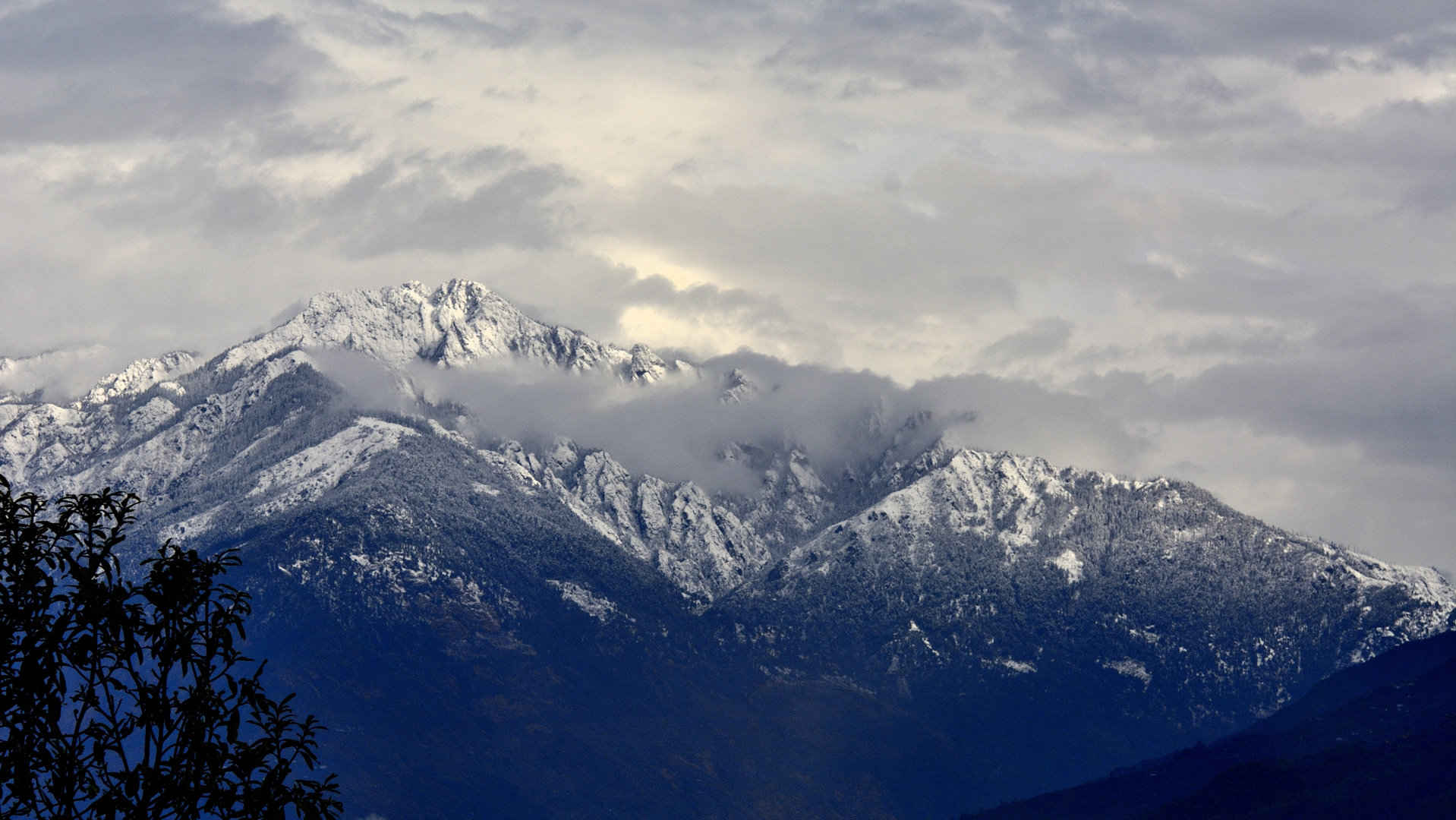 尼泊尔雪山风景图片壁纸