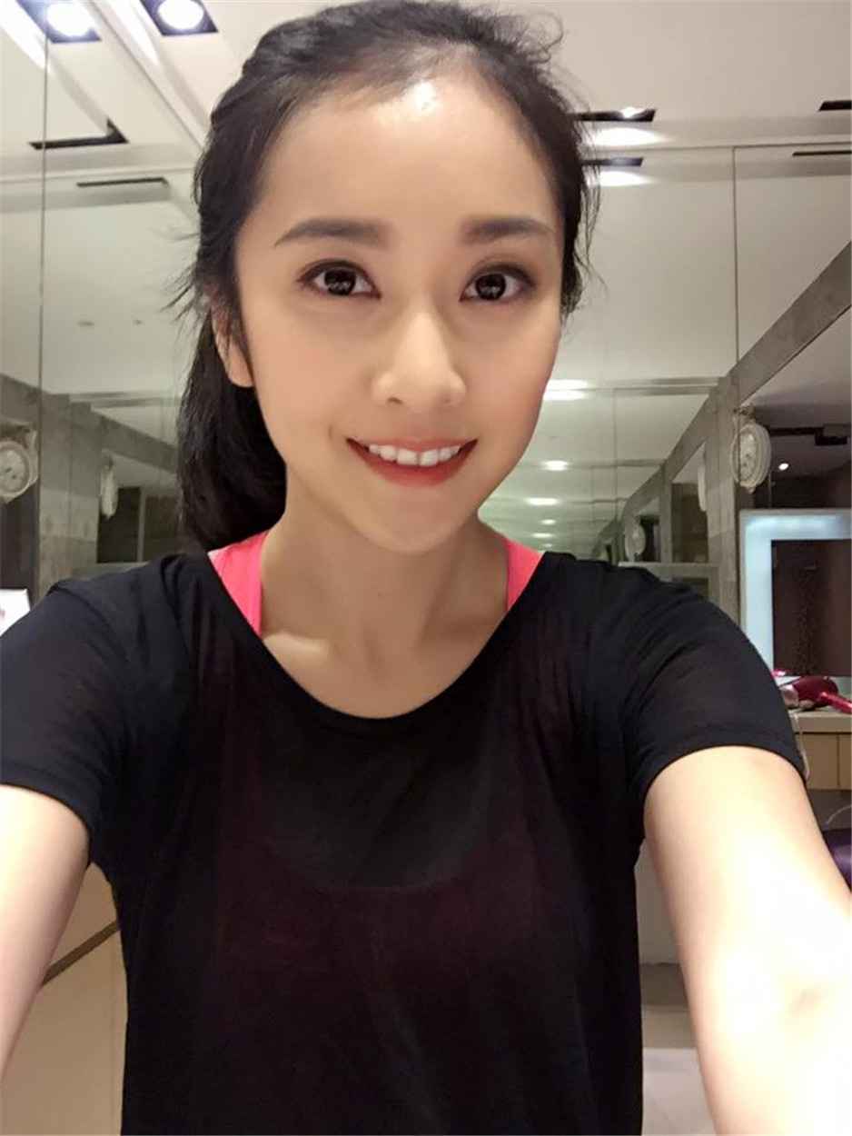 台湾美女李佳玲自拍美照笑容迷人