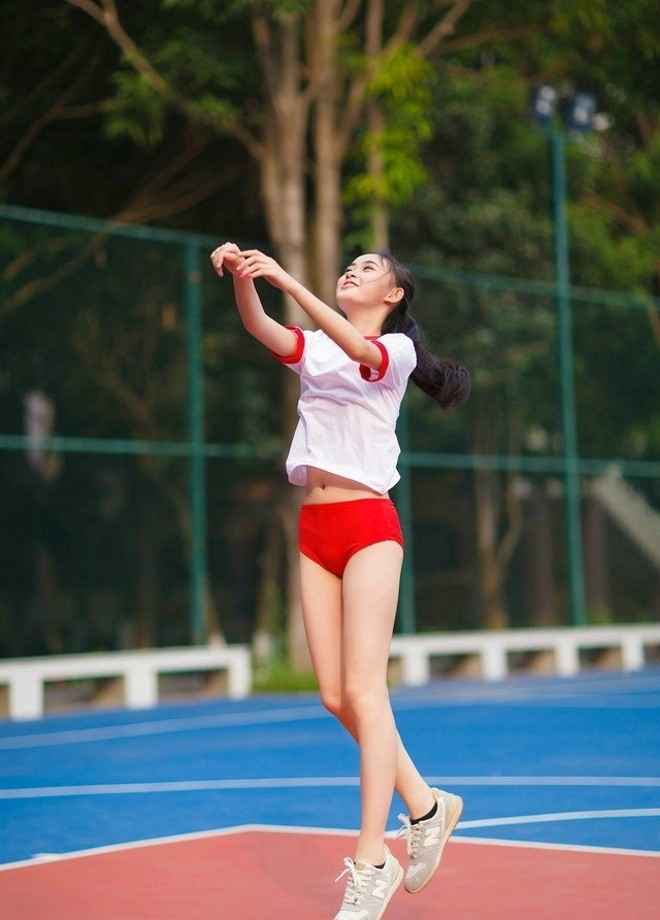 操场运动美女学生妹白色运动服超短裤秀逆天长腿图片