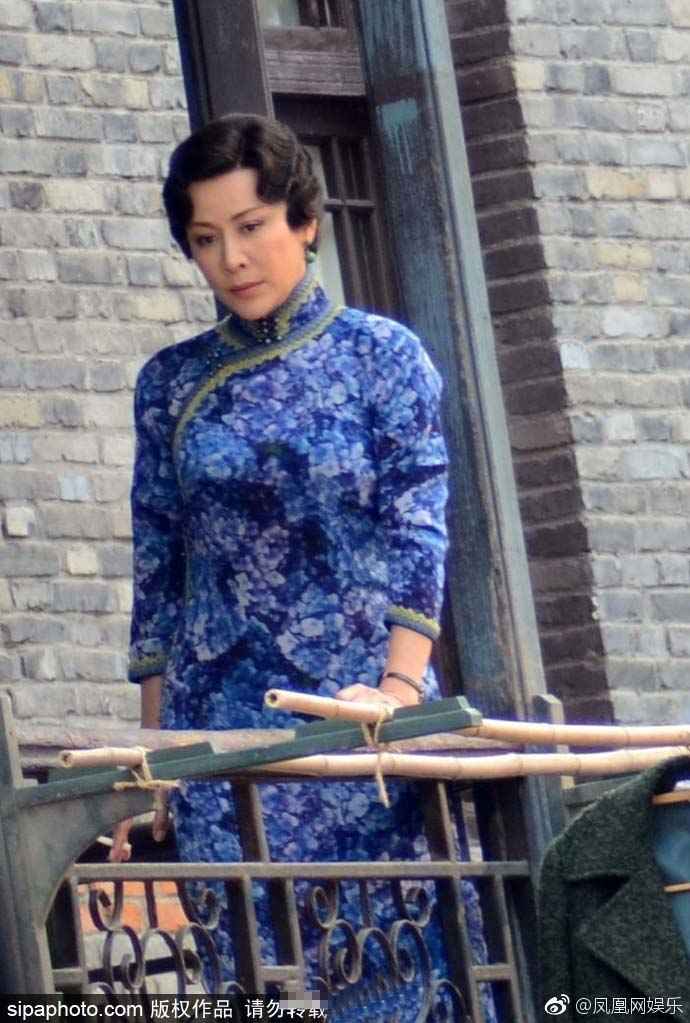 刘嘉玲与蒋欣现身拍摄电视剧《半生缘》 一个光霸气十足一个俏皮