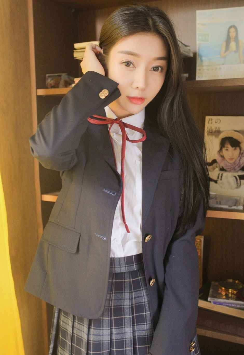 白色过膝袜制服女大学生黑长直发单手托腮浓眉大眼图片