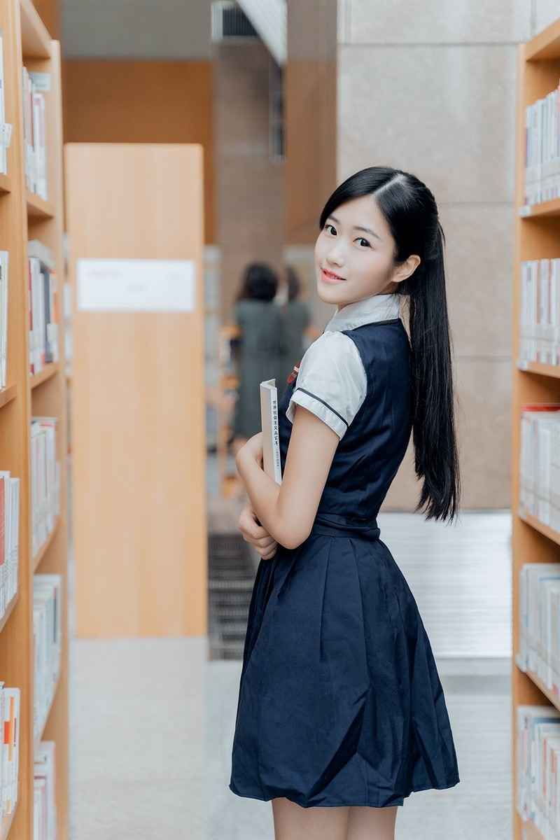 图书馆美女校花及腰黑发制服短裙图片