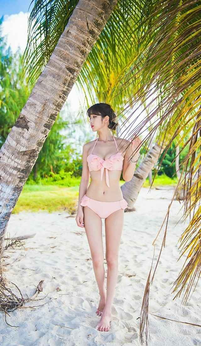 粉嫩小馒头鲍比基尼美女阳光下迷人美胸图片写真