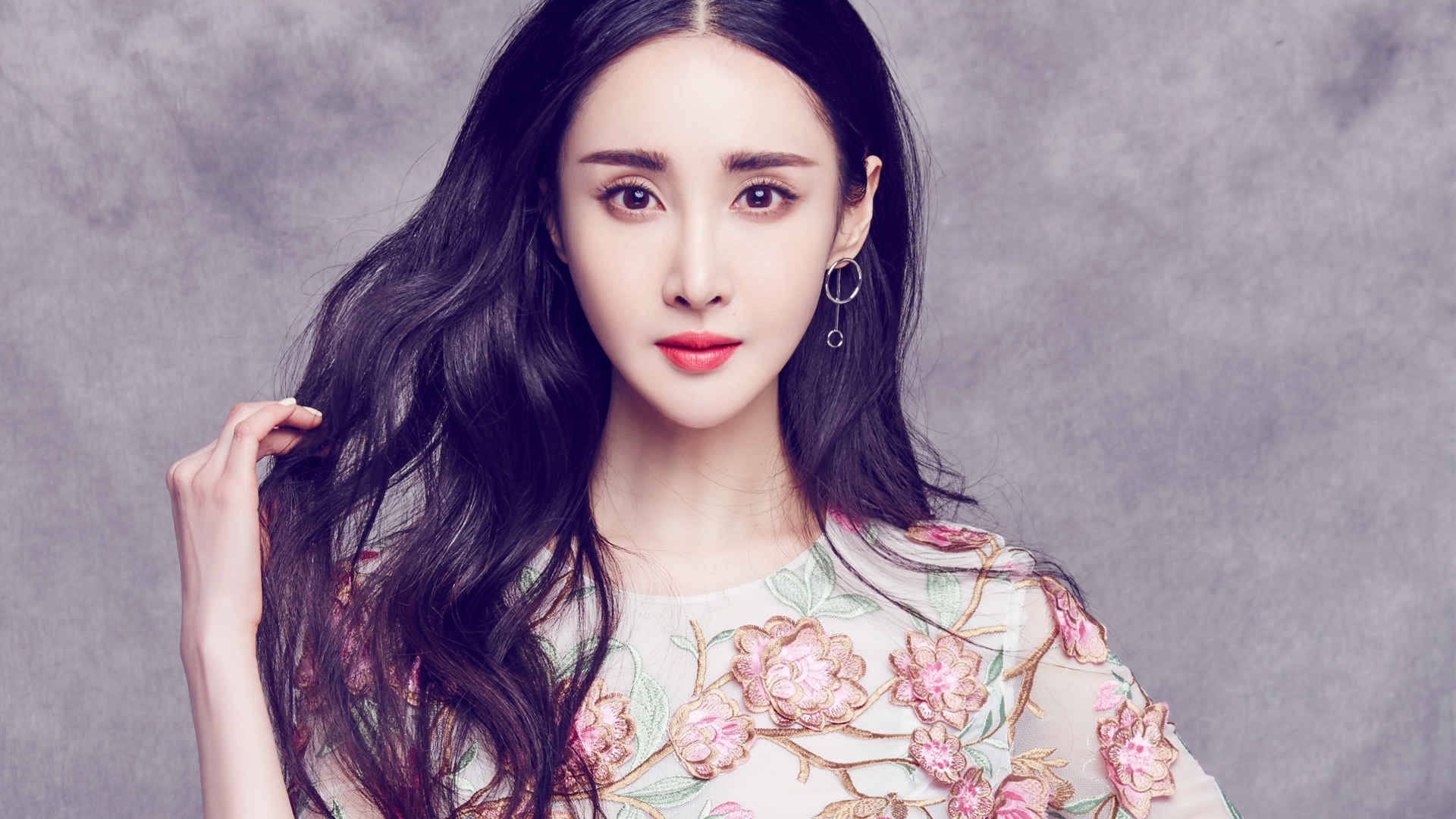 美女王若心图片
