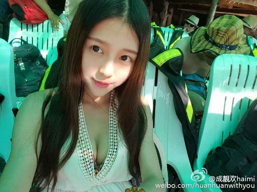 斗鱼美女主播成靓欢比基尼自拍写真