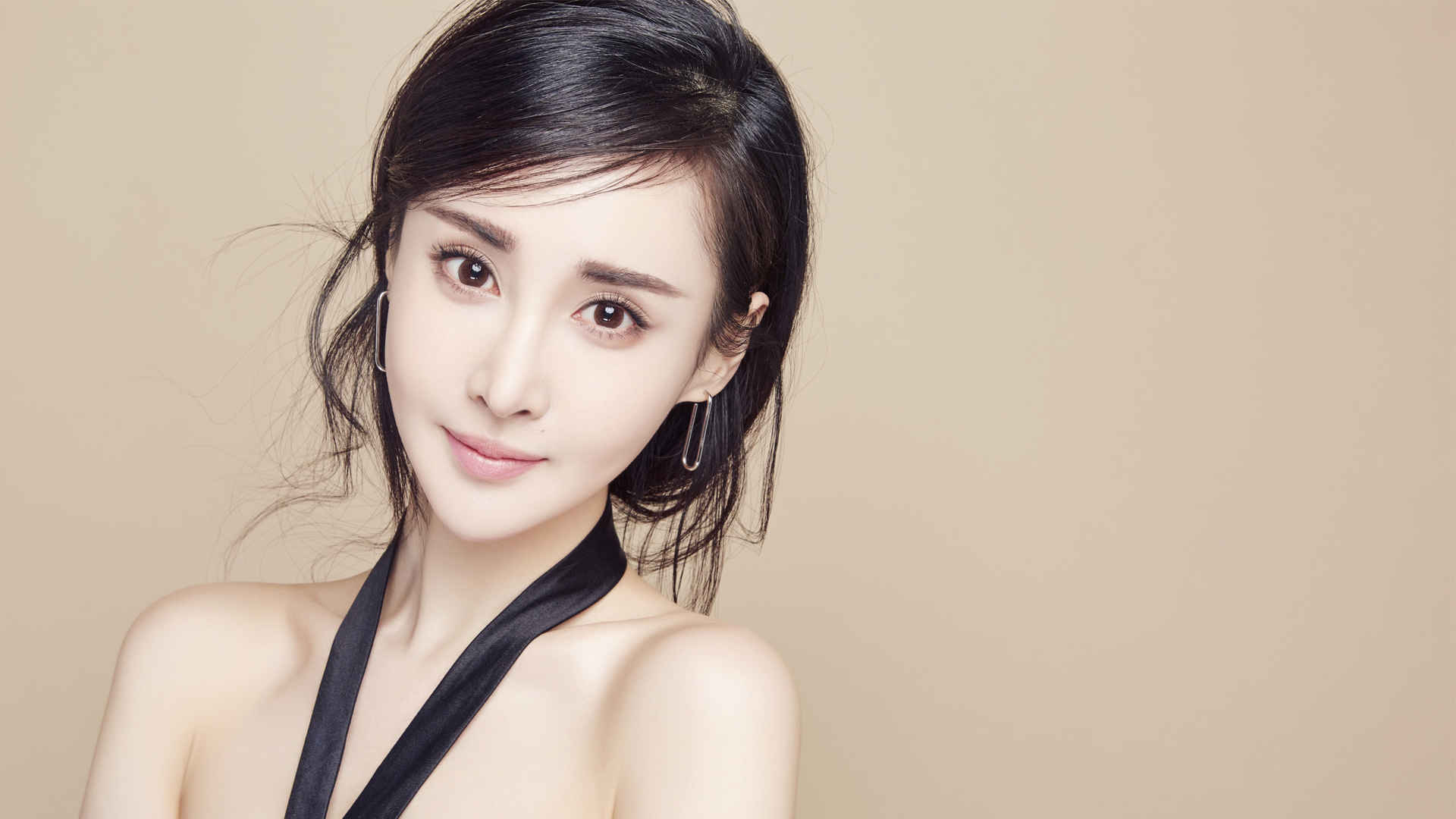 美女王若心图片