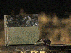 狙击枪在高速摄影下打爆PS4的画面