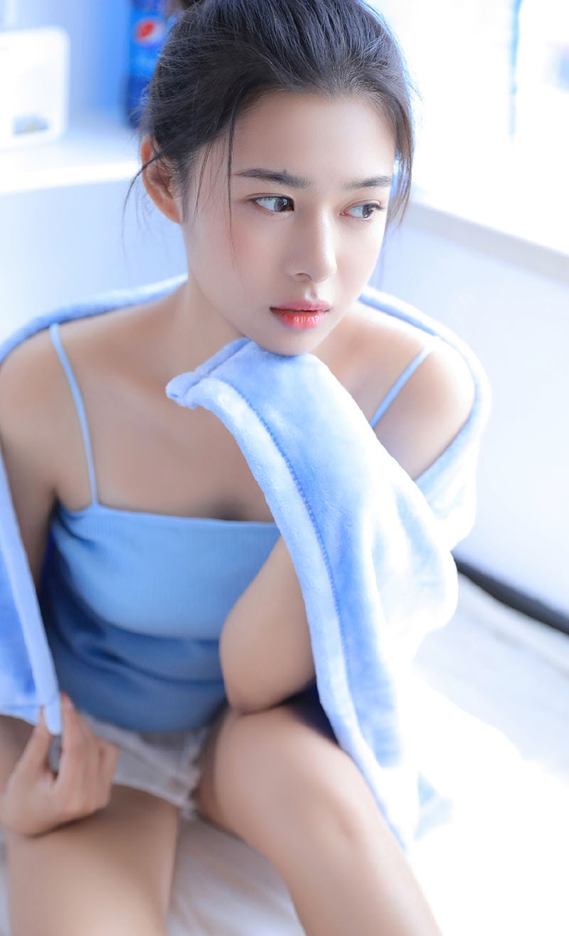 丸子头爆乳美女蓝色主题性感肥臀美腿写真图片