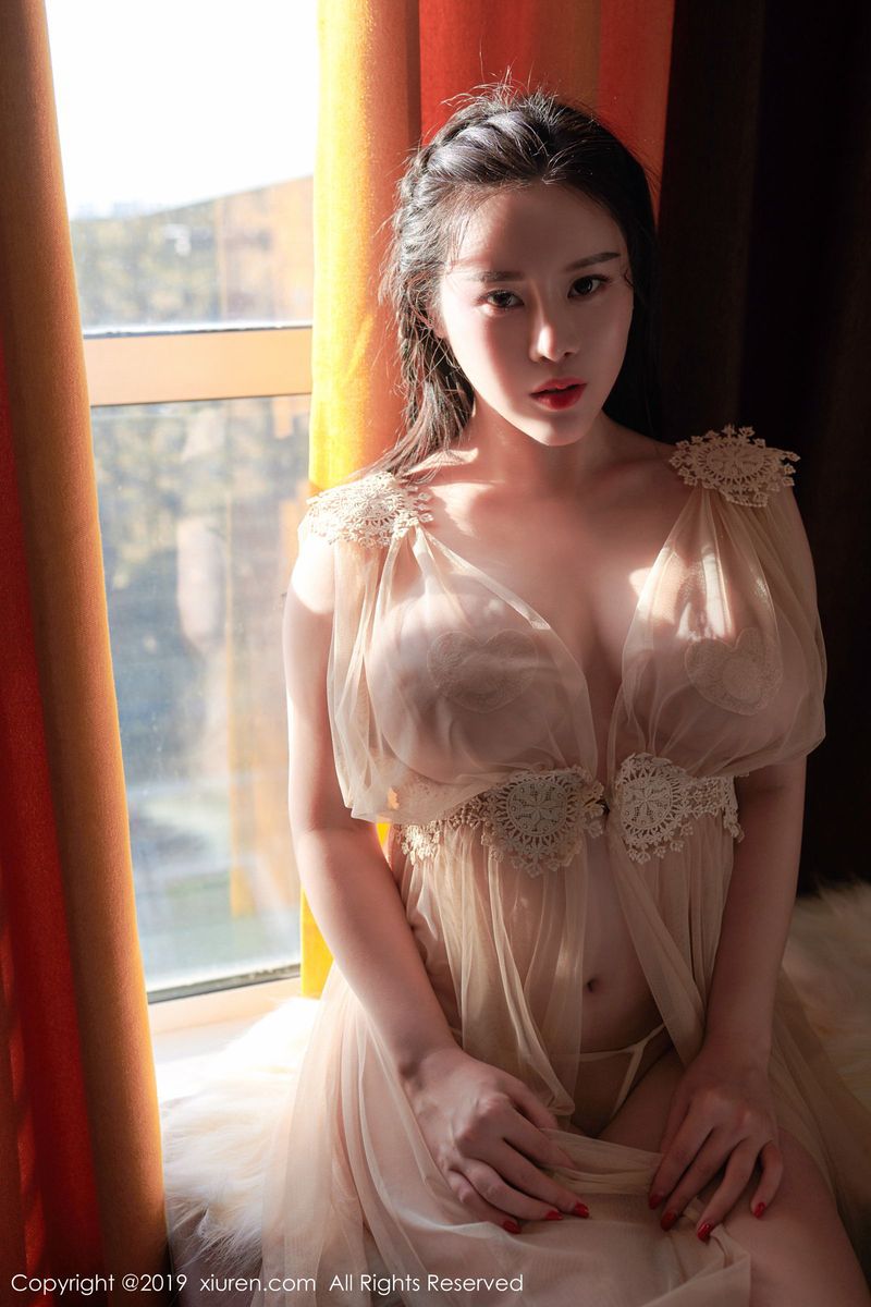 养眼美女模特黛诺欣精致面貌爆乳唯美透视长裙诱惑写真